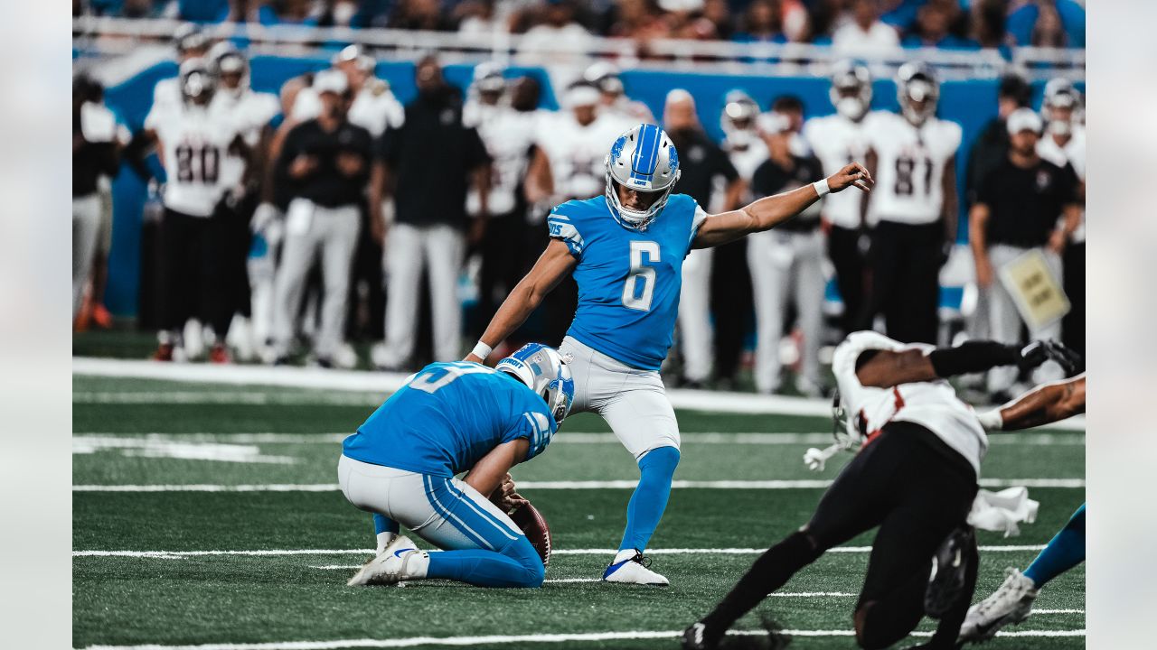 Detroit Lions place kicker Riley Patterson, right, kicks a 37-yard