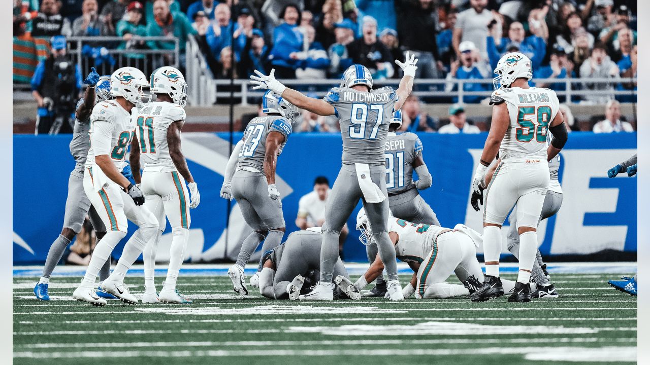 Miami Dolphins quarterback Tua Tagovailoa hands off during the first half  of an NFL football game against the Detroit Lions, Sunday, Oct. 30, 2022,  in Detroit. (AP Photo/Lon Horwedel Stock Photo - Alamy