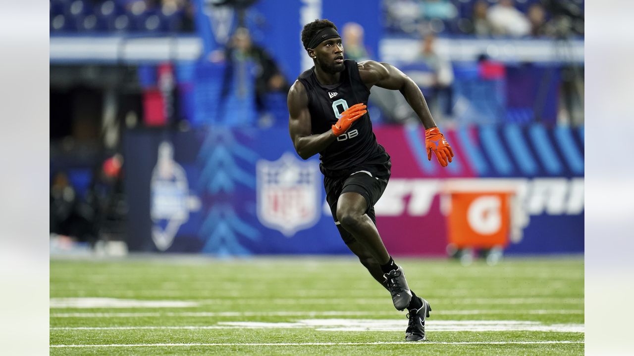 Georgia linebacker Quay Walker runs the 40-yard dash during the NFL  football scouting combine, Saturday, March 5, 2022, in Indianapolis. (AP  Photo/Darron Cummings Stock Photo - Alamy