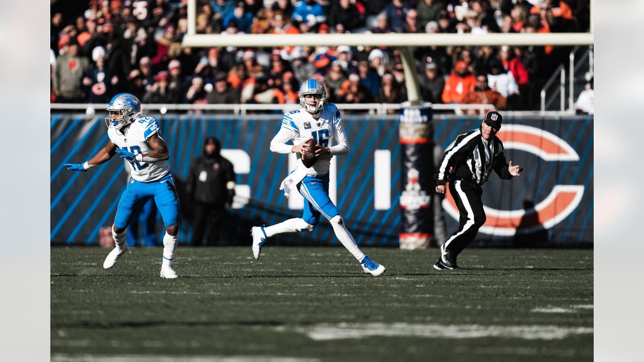 November 13, 2022: Chicago Bears #33 Jaylon Johnson tackles Lions #11 Kalif  Raymond during a game against the Detroit Lions in Chicago, IL. Mike  Wulf/CSM/Sipa USA(Credit Image: © Mike Wulf/Cal Sport Media/Sipa USA Stock  Photo - Alamy