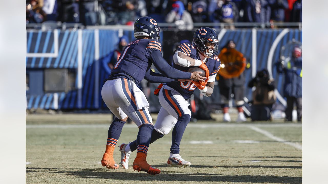 Chicago Bears quarterback Justin Fields (1) runs the ball against the  Detroit Lions during the first half of an NFL football game in Chicago,  Sunday, Nov. 13, 2022. (AP Photo/Nam Y. Huh)