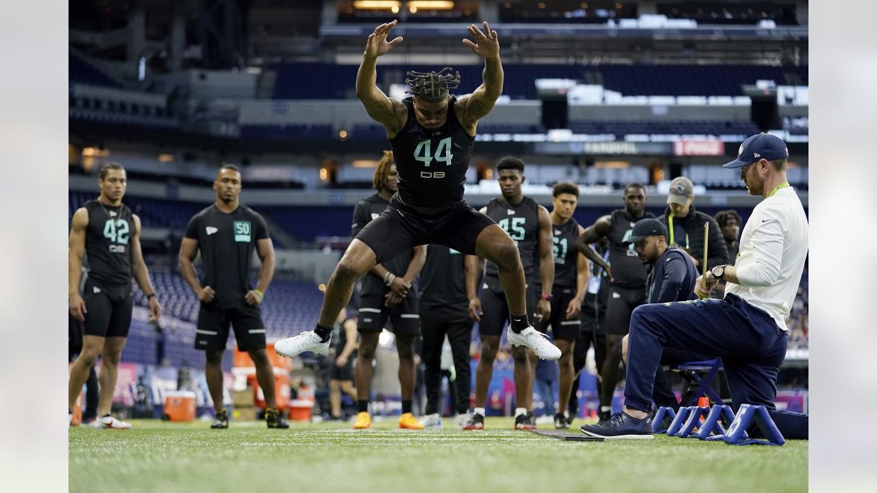 DL Thomas Booker (Stanford) Runs a 4.94 40-Yard Dash at the 2022 Combine