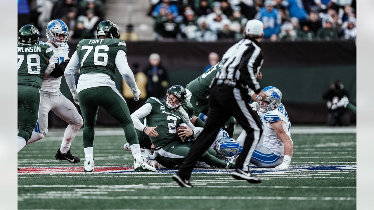 EAST RUTHERFORD, NJ - DECEMBER 18: New York Jets quarterback Zach Wilson  (2) during the National Football League game between the New York Jets and  the Detroit Lions on December 18, 2022