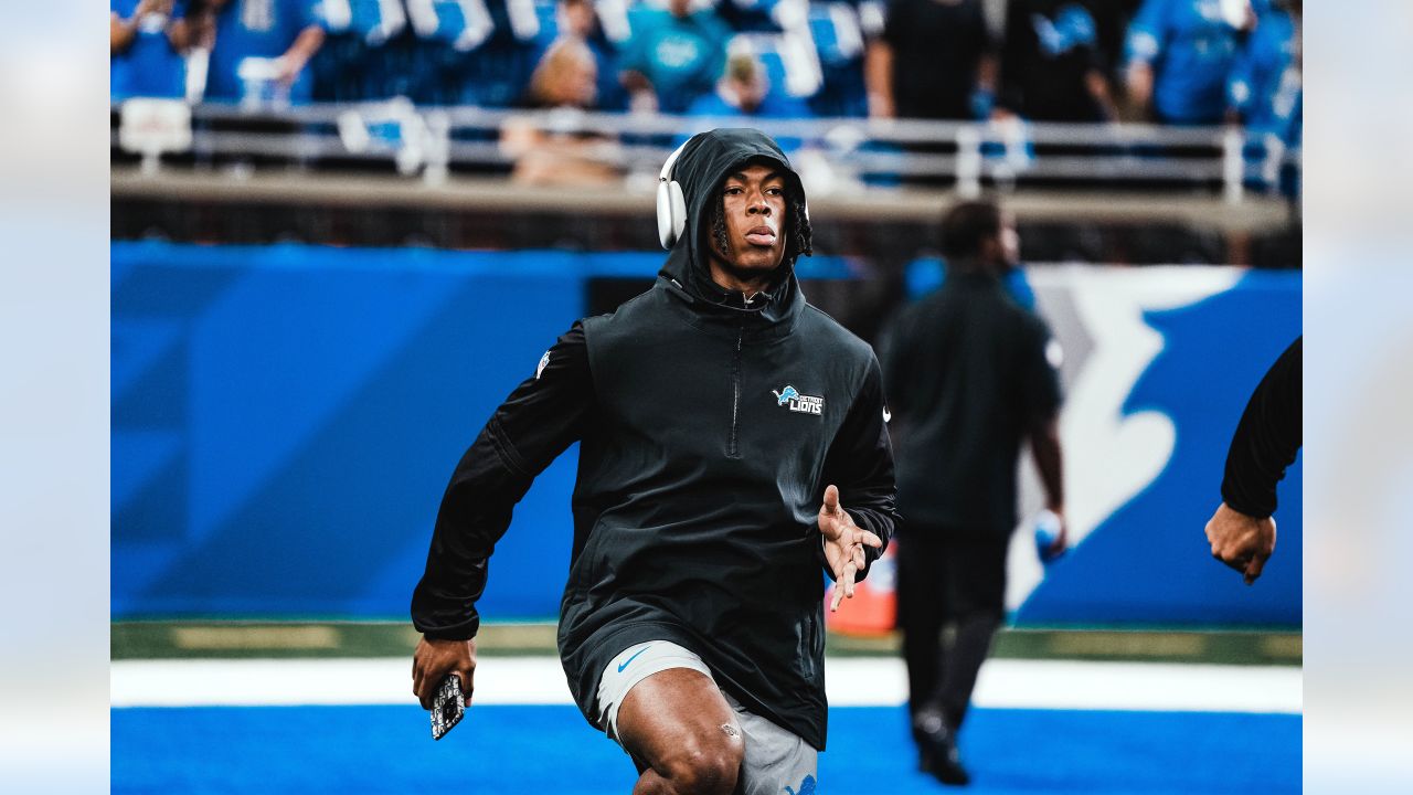 Detroit Lions running back Jahmyr Gibbs (26) warms up before the