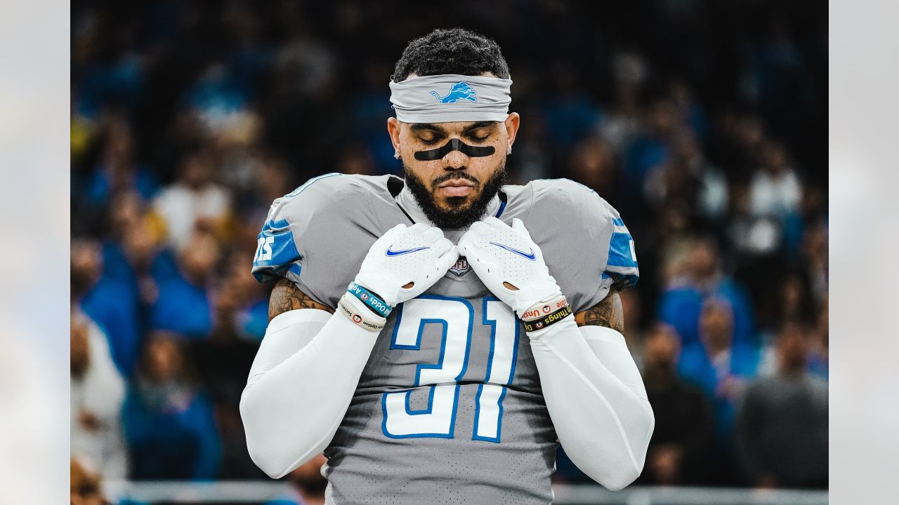 DETROIT, MI - DECEMBER 11: Minnesota Vikings TE T.J. Hockenson (87) trying  to block Detroit Lions Defensive End (97) Aidan Hutchinson during the game  between Minnesota Vikings and Detroit Lions on December