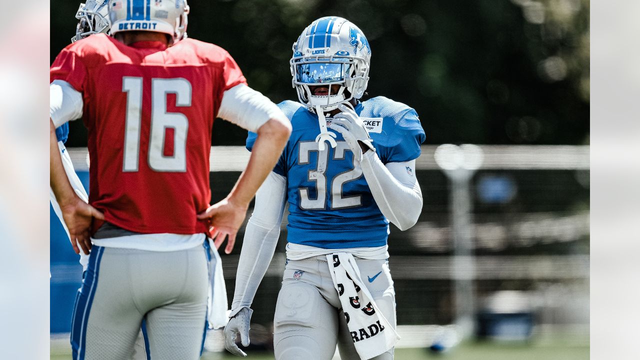 FOXBOROUGH, MA - OCTOBER 09: Detroit Lions running back Jamaal Williams  (30) interacts with fans prior to the NFL game between Detroit Lions and  New England Patriots on October 9, 2022, at