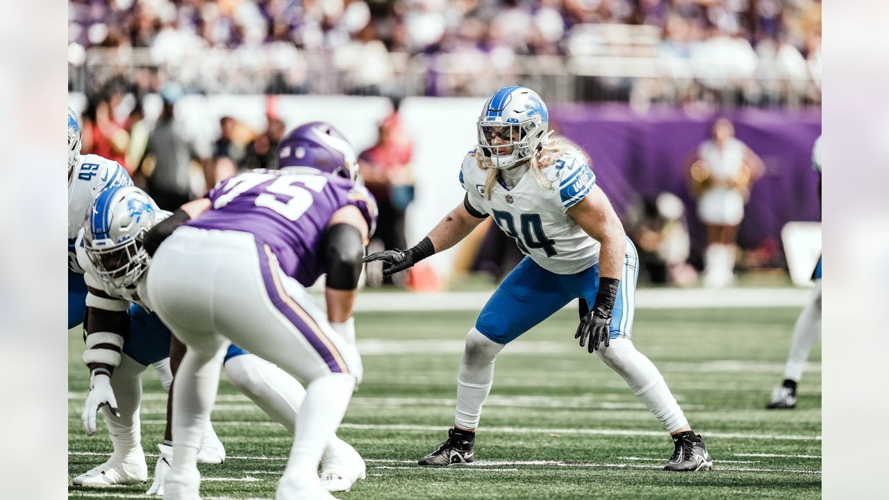 Detroit Lions' Jack Campbell tackled by fiancé while wakesurfing