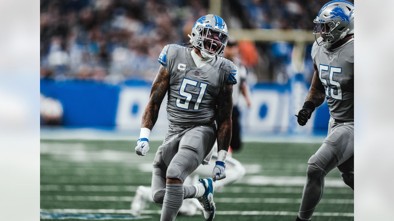 Miami Dolphins quarterback Tua Tagovailoa hands off during the first half  of an NFL football game against the Detroit Lions, Sunday, Oct. 30, 2022,  in Detroit. (AP Photo/Lon Horwedel Stock Photo - Alamy