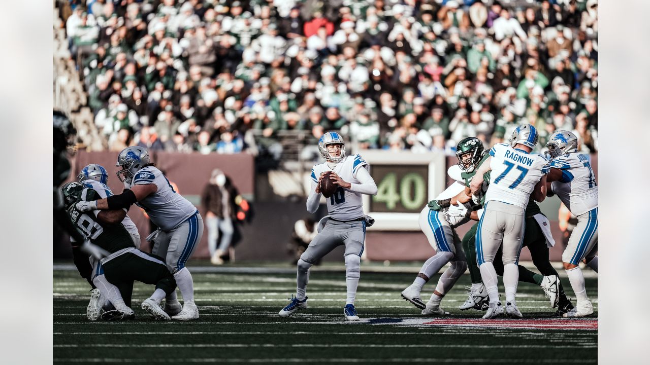 East Rutherford, NJ. 18/12/2022, New York Jets running back Zonovan Knight  (27) looks for running room during a NFL game against the Detroit Lions on  Sunday, Dec. 18, 2022 in East Rutherford