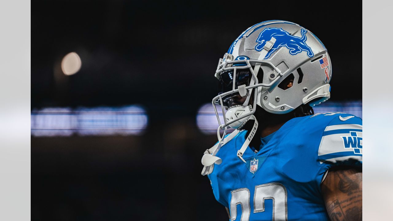 Detroit Lions running back D'Andre Swift (32) warms up against