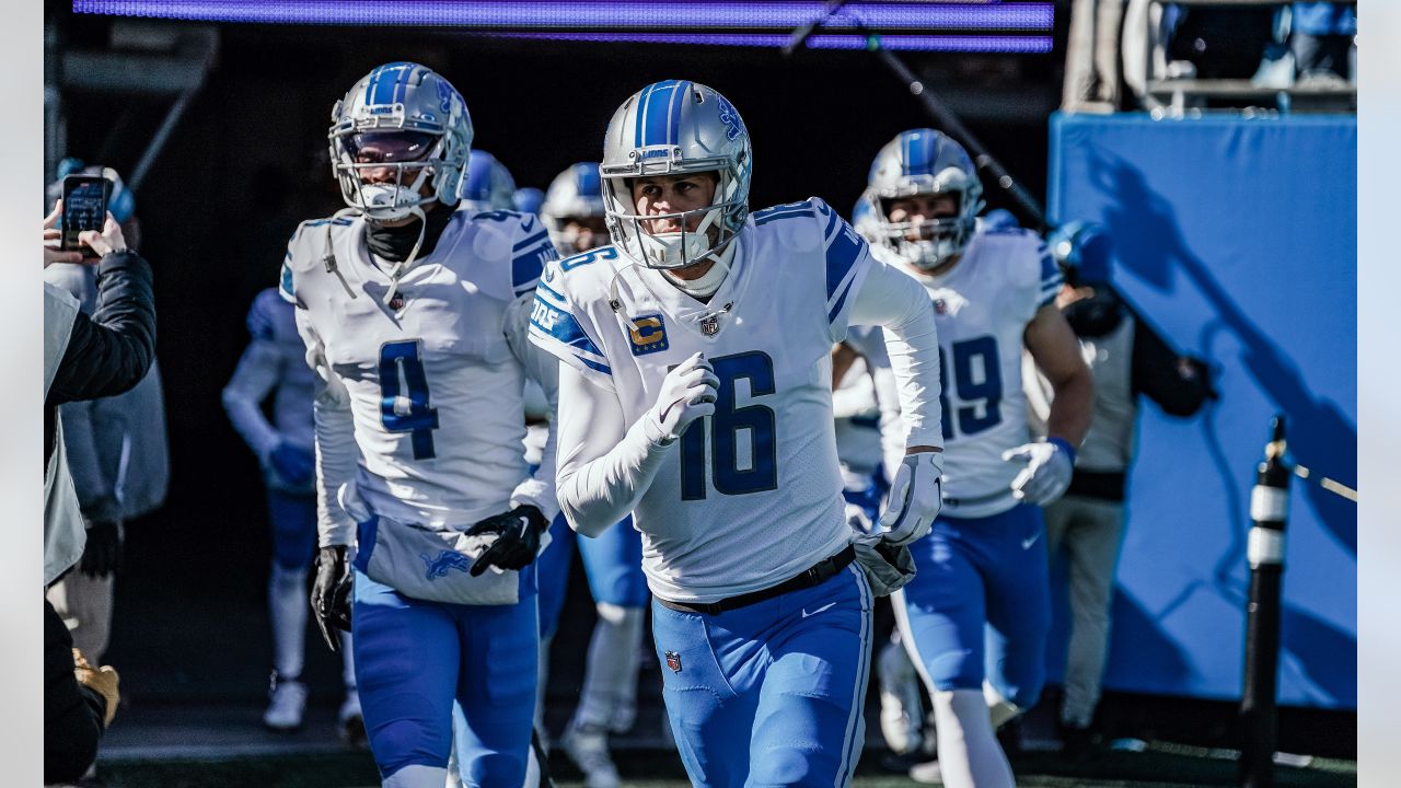 DETROIT, MI - NOVEMBER 24: Detroit Lions quarterback Jared Goff (16) hands  the ball off to Detroit Lions running back Jamaal Williams (30) during a  regular season NFL football game between the