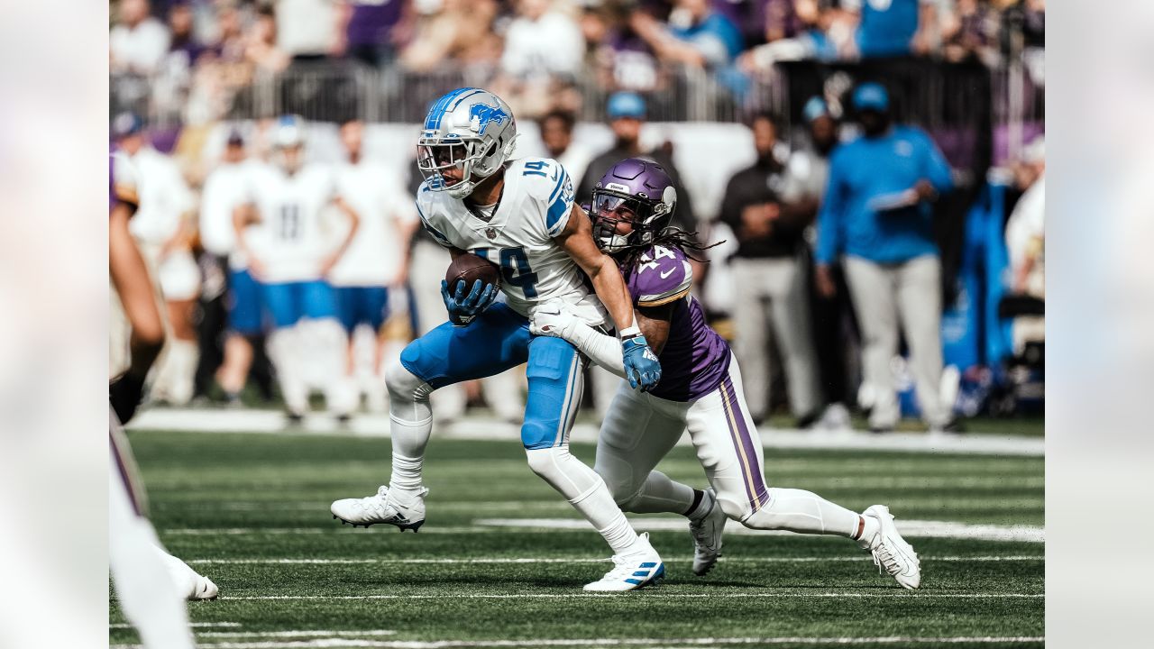 Detroit Lions' Jack Campbell tackled by fiancé while wakesurfing