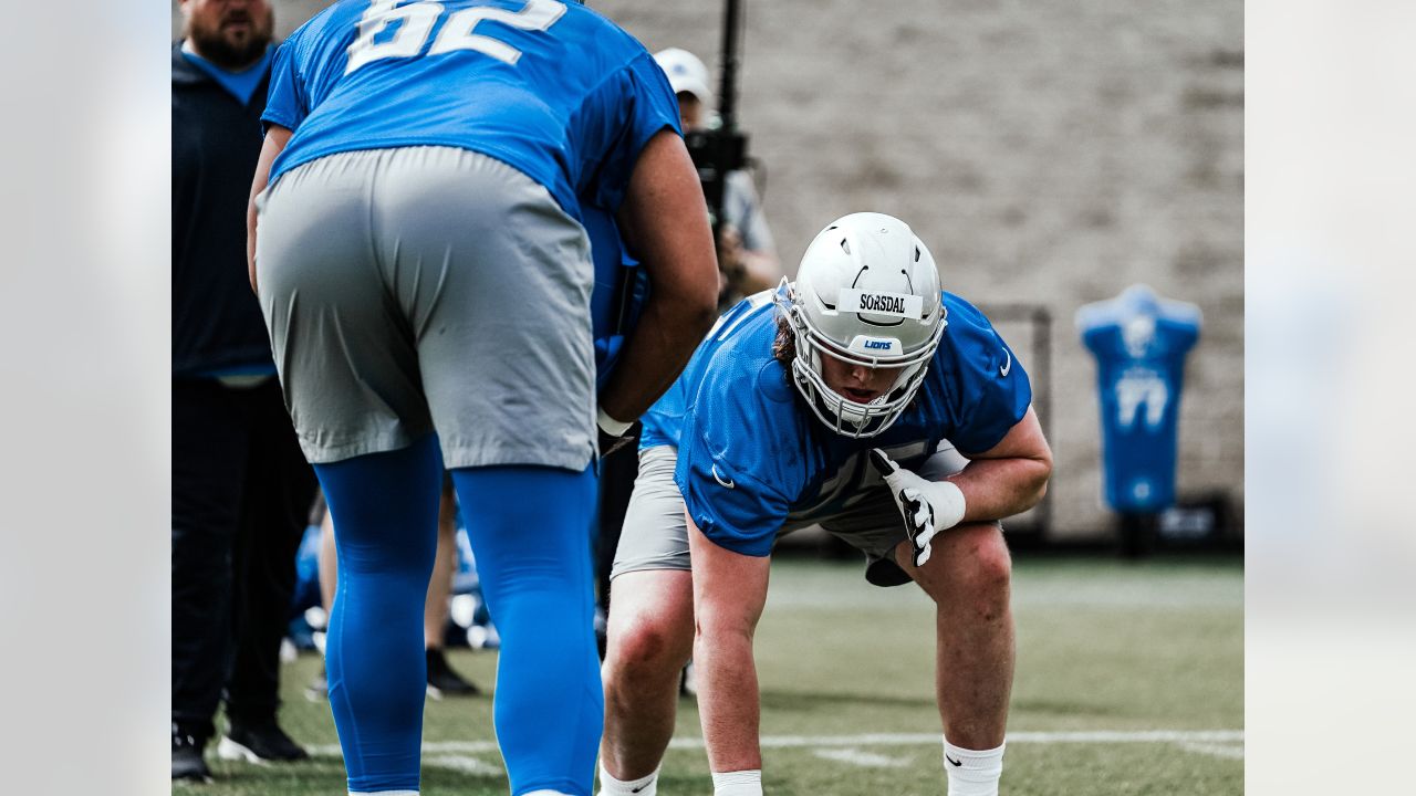 Detroit Lions offensive tackle Obinna Eze runs a drill during an NFL  football practice in Allen Park, Mich., Monday, June 12, 2023. (AP  Photo/Paul Sancya Stock Photo - Alamy