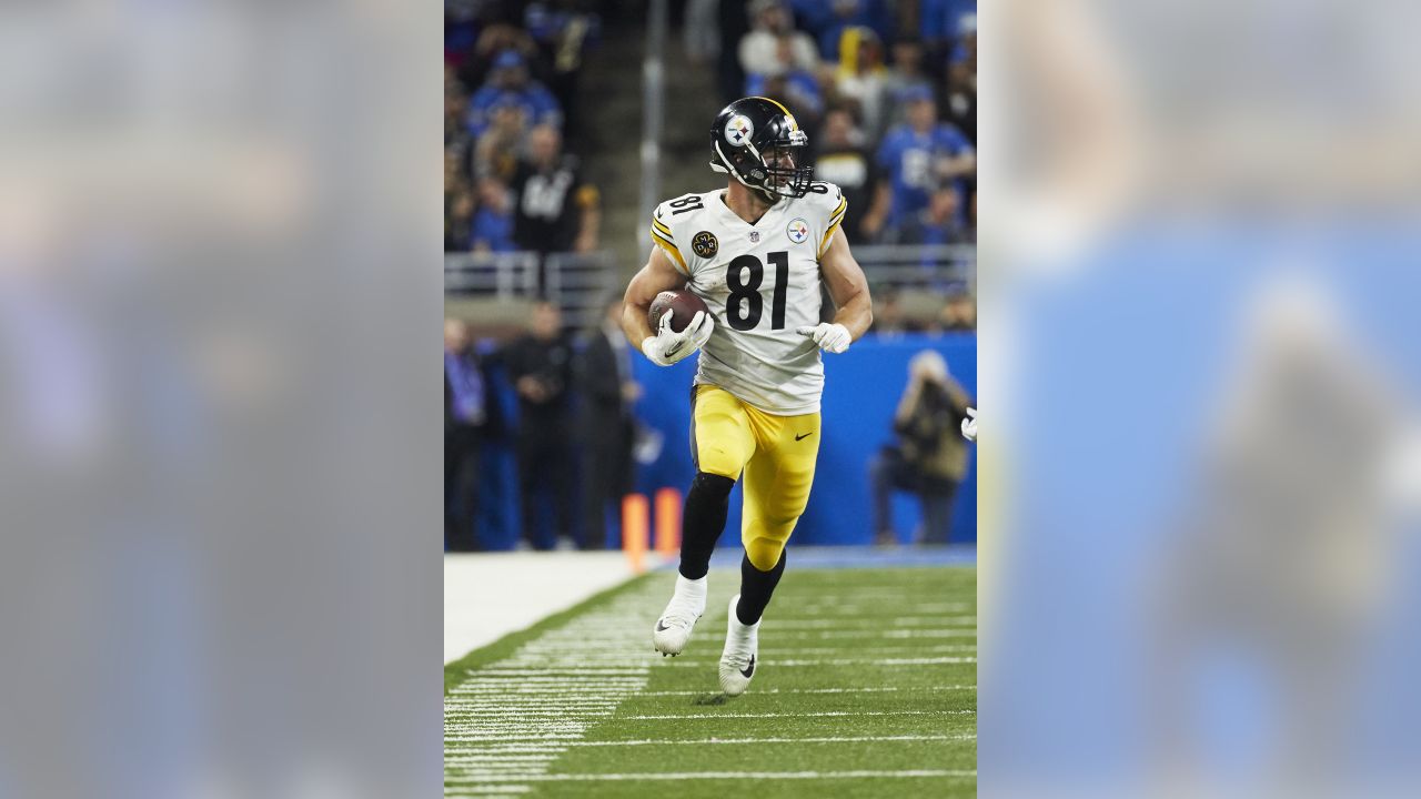 Pittsburgh Steelers tight end Jesse James (81) runs the ball against the  Detroit Lions during an NFL football game Sunday, Oct. 29, 2017, in  Detroit. (AP Photo/Rick Osentoski)