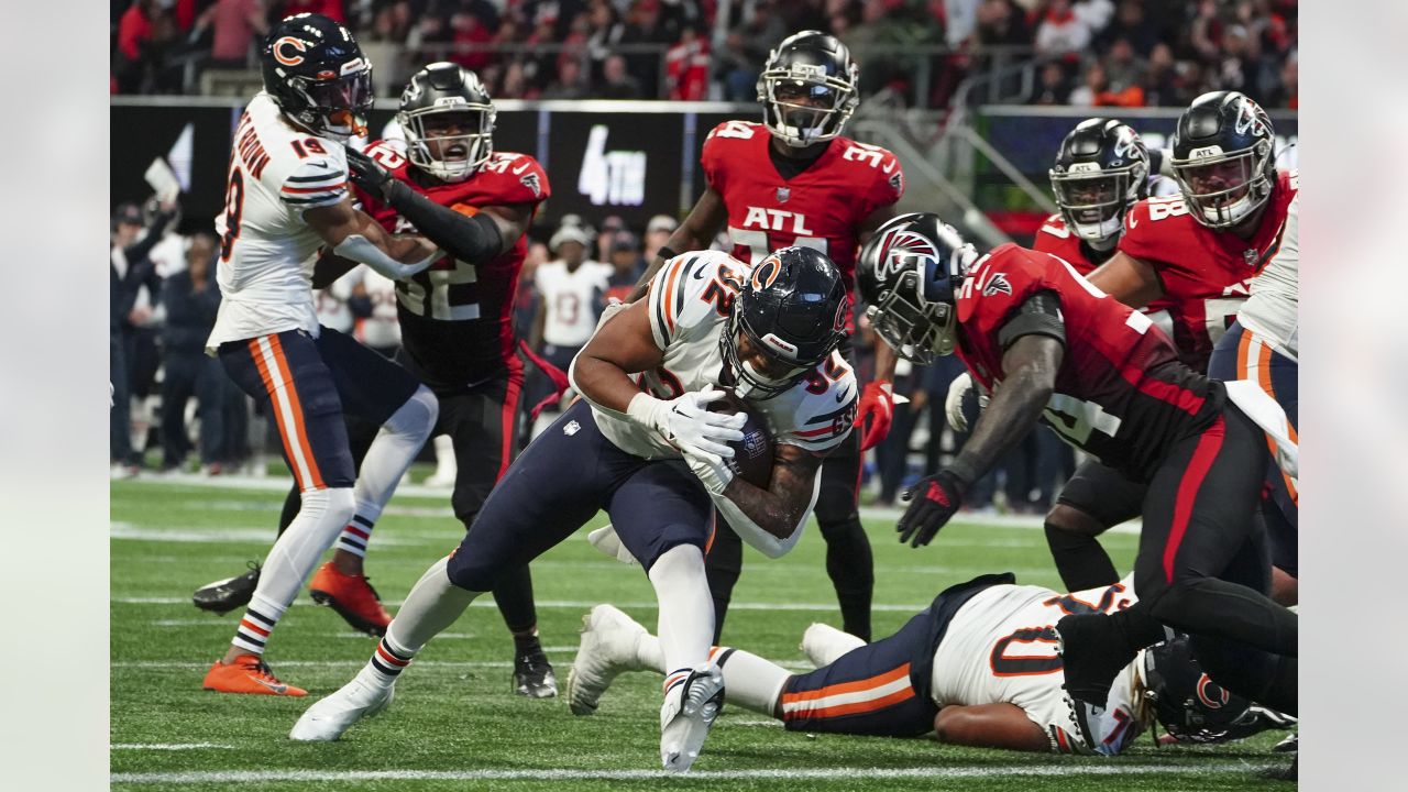 Chicago Bears running back David Montgomery (32) is tackled by