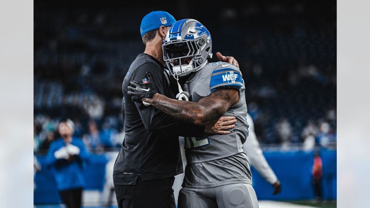 Miami Dolphins quarterback Tua Tagovailoa hands off during the first half  of an NFL football game against the Detroit Lions, Sunday, Oct. 30, 2022,  in Detroit. (AP Photo/Lon Horwedel Stock Photo - Alamy