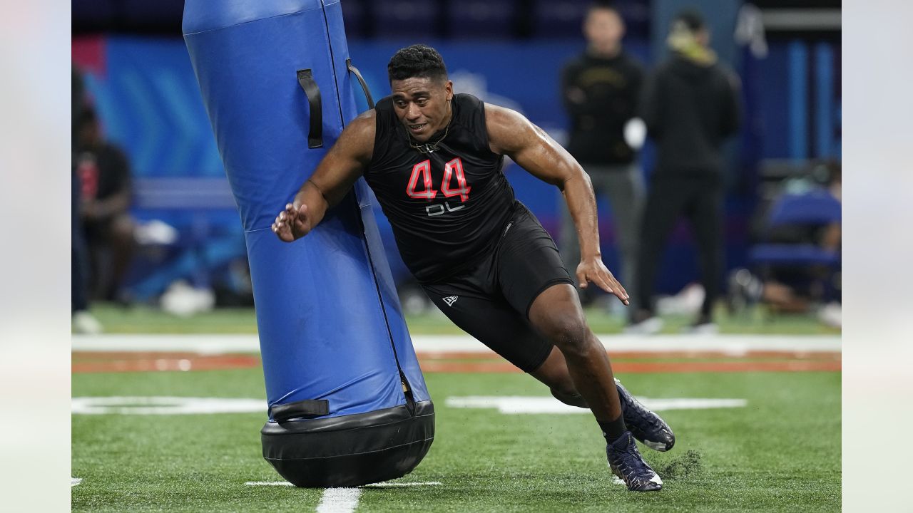 Georgia linebacker Quay Walker runs the 40-yard dash during the NFL  football scouting combine, Saturday, March 5, 2022, in Indianapolis. (AP  Photo/Darron Cummings Stock Photo - Alamy