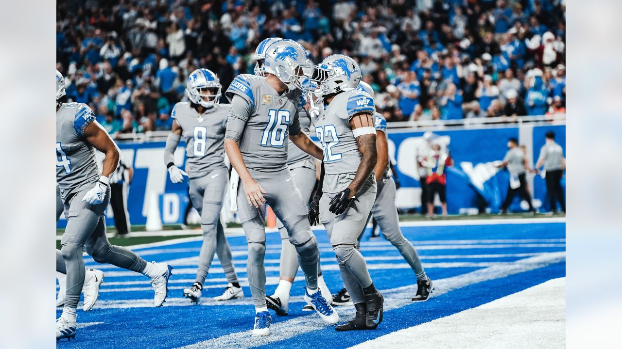 Miami Dolphins quarterback Tua Tagovailoa hands off during the first half  of an NFL football game against the Detroit Lions, Sunday, Oct. 30, 2022,  in Detroit. (AP Photo/Lon Horwedel Stock Photo - Alamy