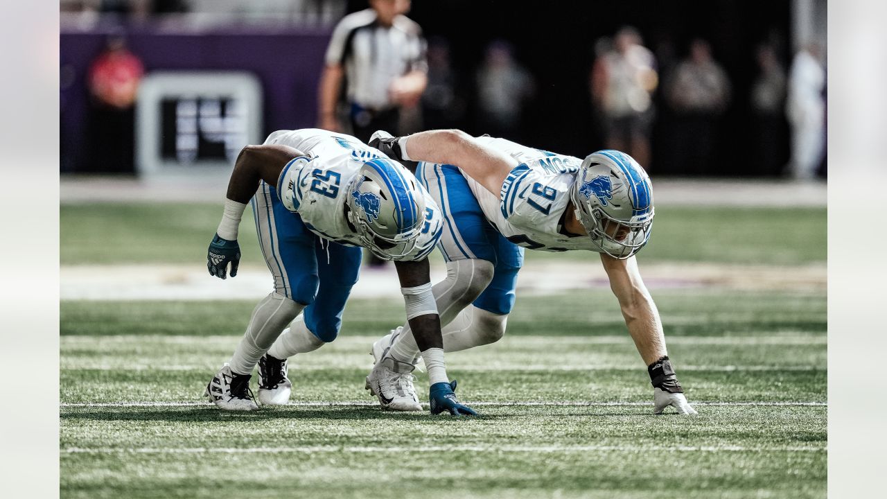 Detroit Lions' Jack Campbell tackled by fiancé while wakesurfing