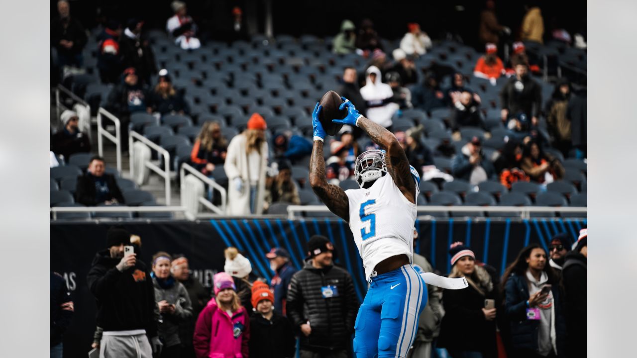 November 13, 2022: Chicago Bears #33 Jaylon Johnson tackles Lions #11 Kalif  Raymond during a game against the Detroit Lions in Chicago, IL. Mike  Wulf/CSM/Sipa USA(Credit Image: © Mike Wulf/Cal Sport Media/Sipa