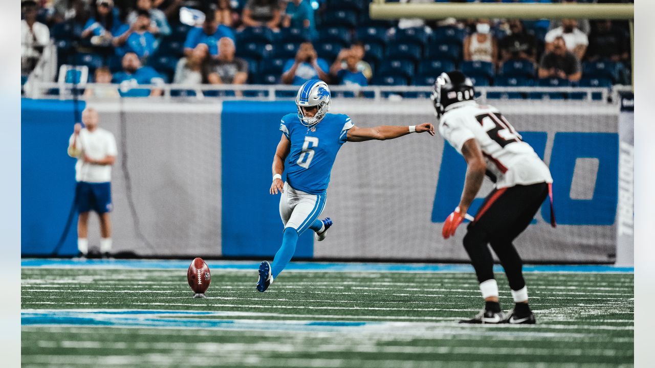 Detroit Lions place kicker Riley Patterson, right, kicks a 37-yard