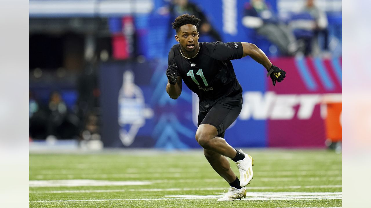 Defensive back Akayleb Evans runs official 4.46-second 40-yard dash at 2022  combine