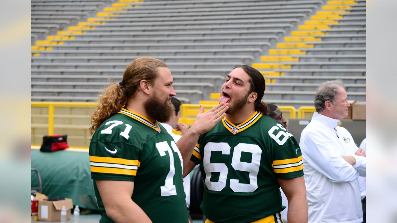 Josh Sitton Takes His Place In The Green Bay Packers NFL Hall Of Fame Go  Pack Go T Shirt - Limotees