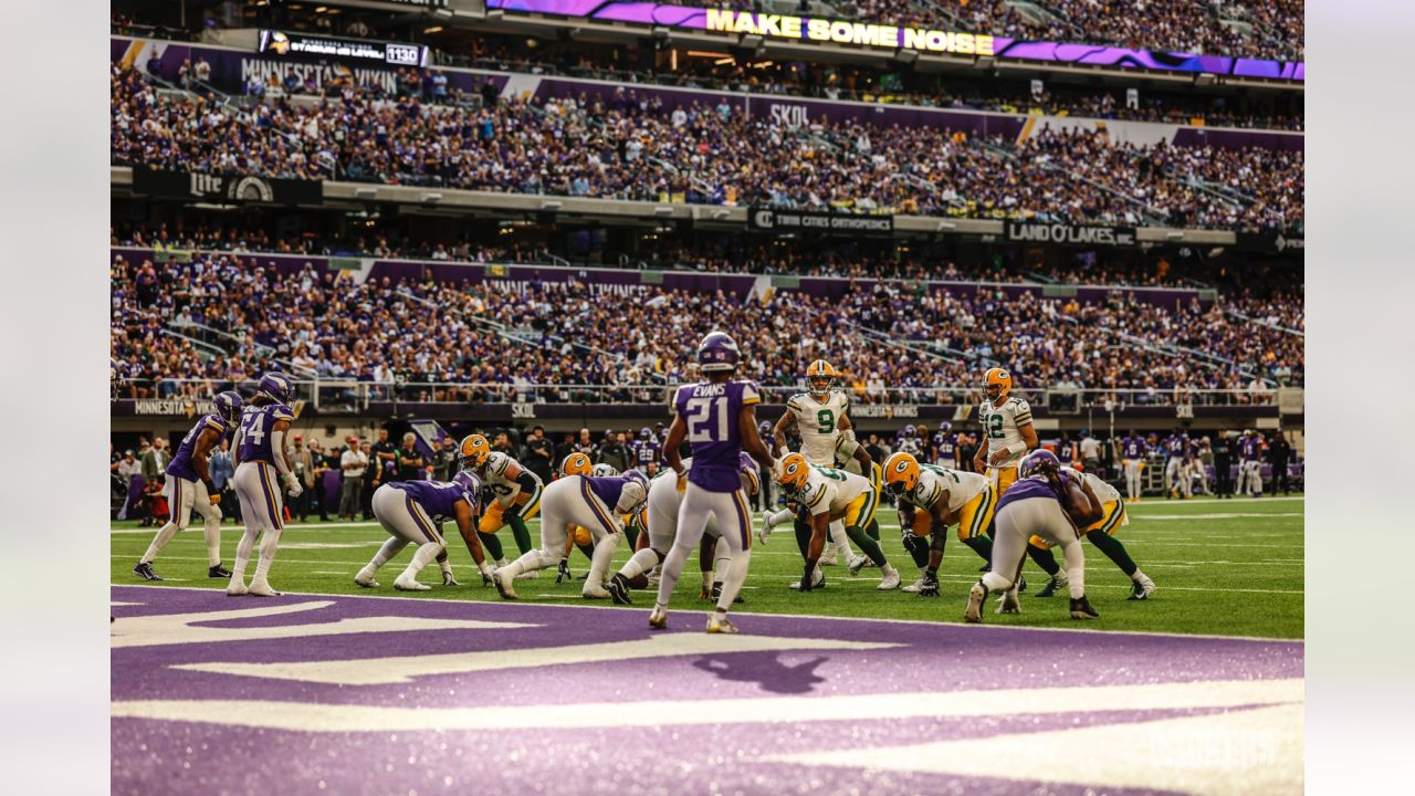 MINNEAPOLIS, MN - SEPTEMBER 11: Minnesota Vikings quarterback Kirk Cousins  (8) looks to pass during an NFL game between the Minnesota Vikings and  Green Bay Packers on September 11, 2022 at U.S.