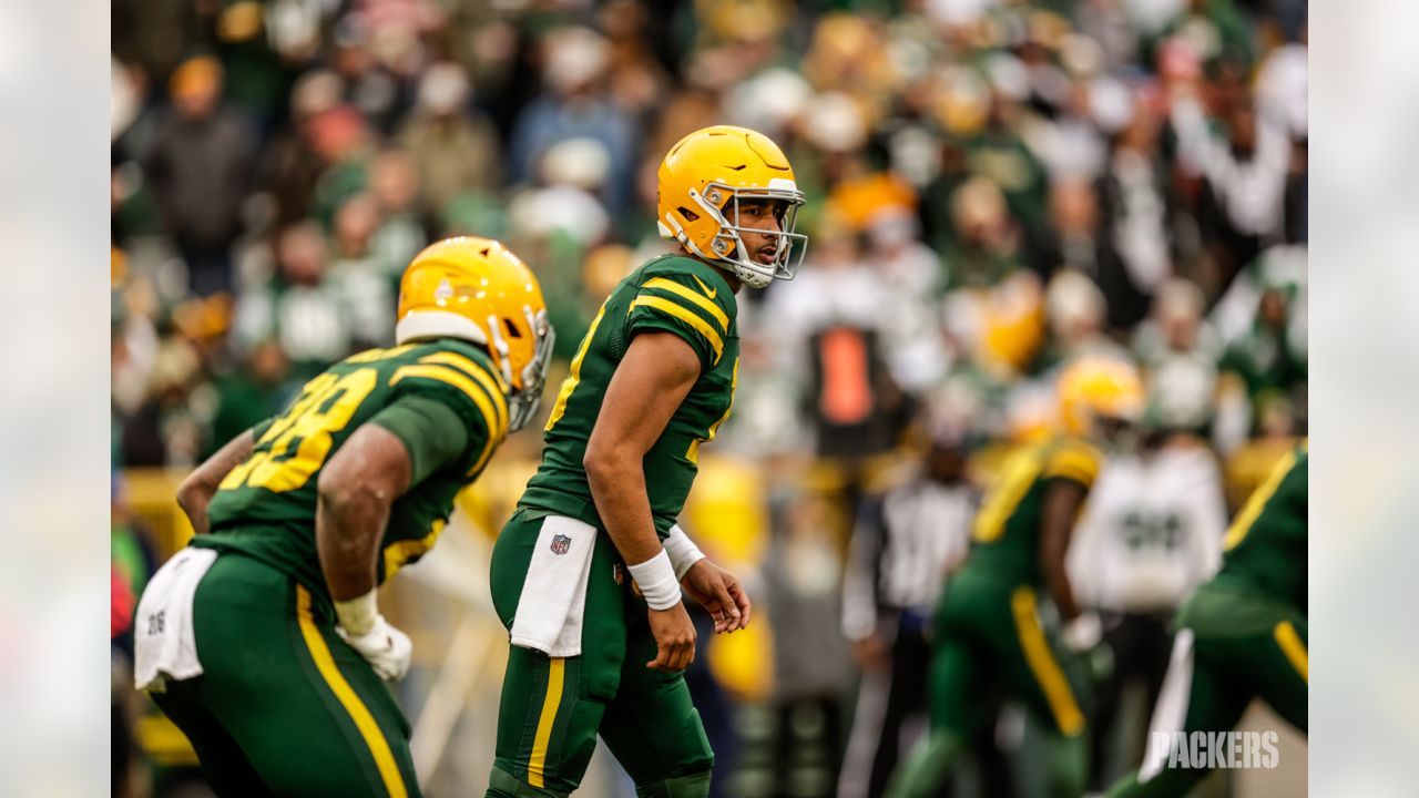 Santa Clara, United States. 27th Sep, 2021. Green Bay Packers tight end  Robert Tonyan (L) signals good as kicker Mason Crosby (2) yells as he  watches his 51 yard field goal pass