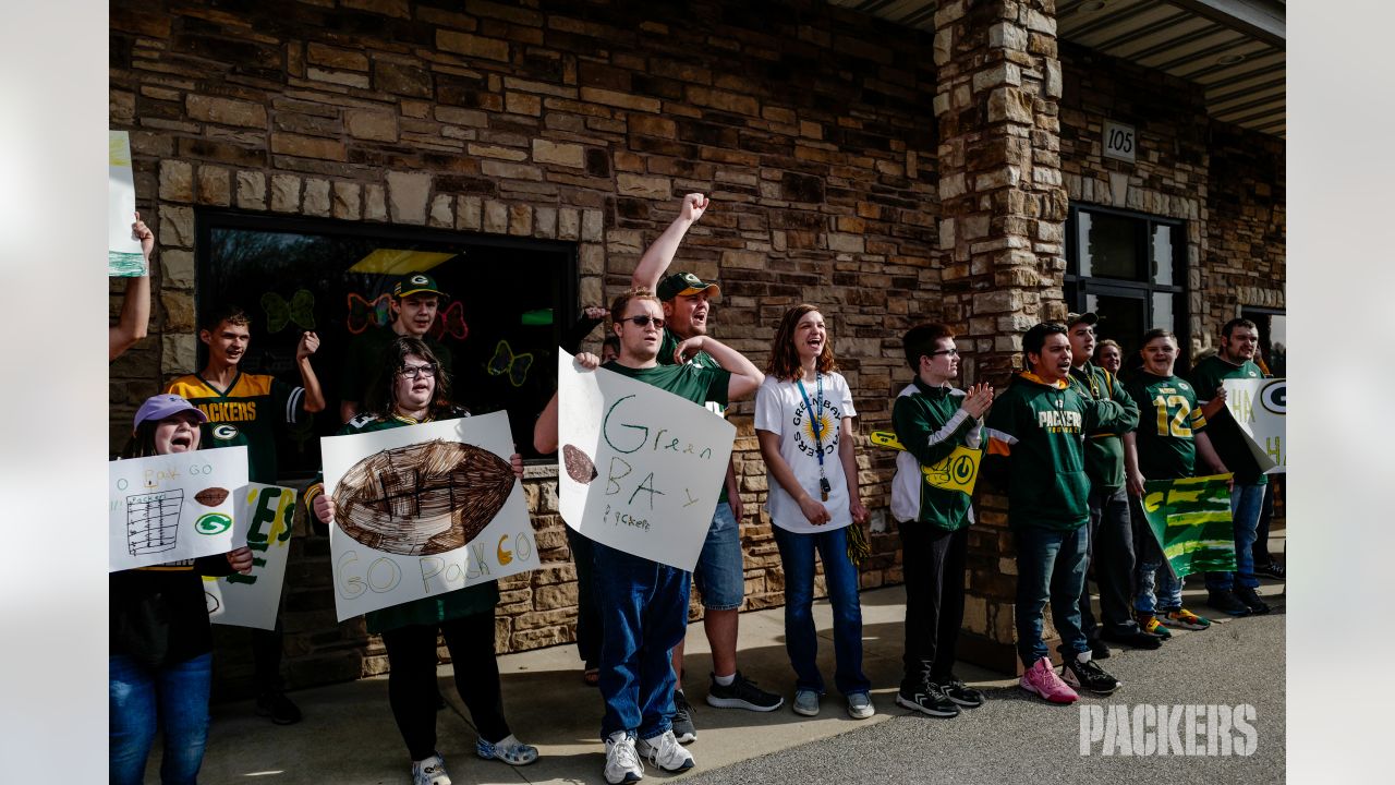 Hundreds of Packer fans attend Green Bay Packer Tailgate Tour