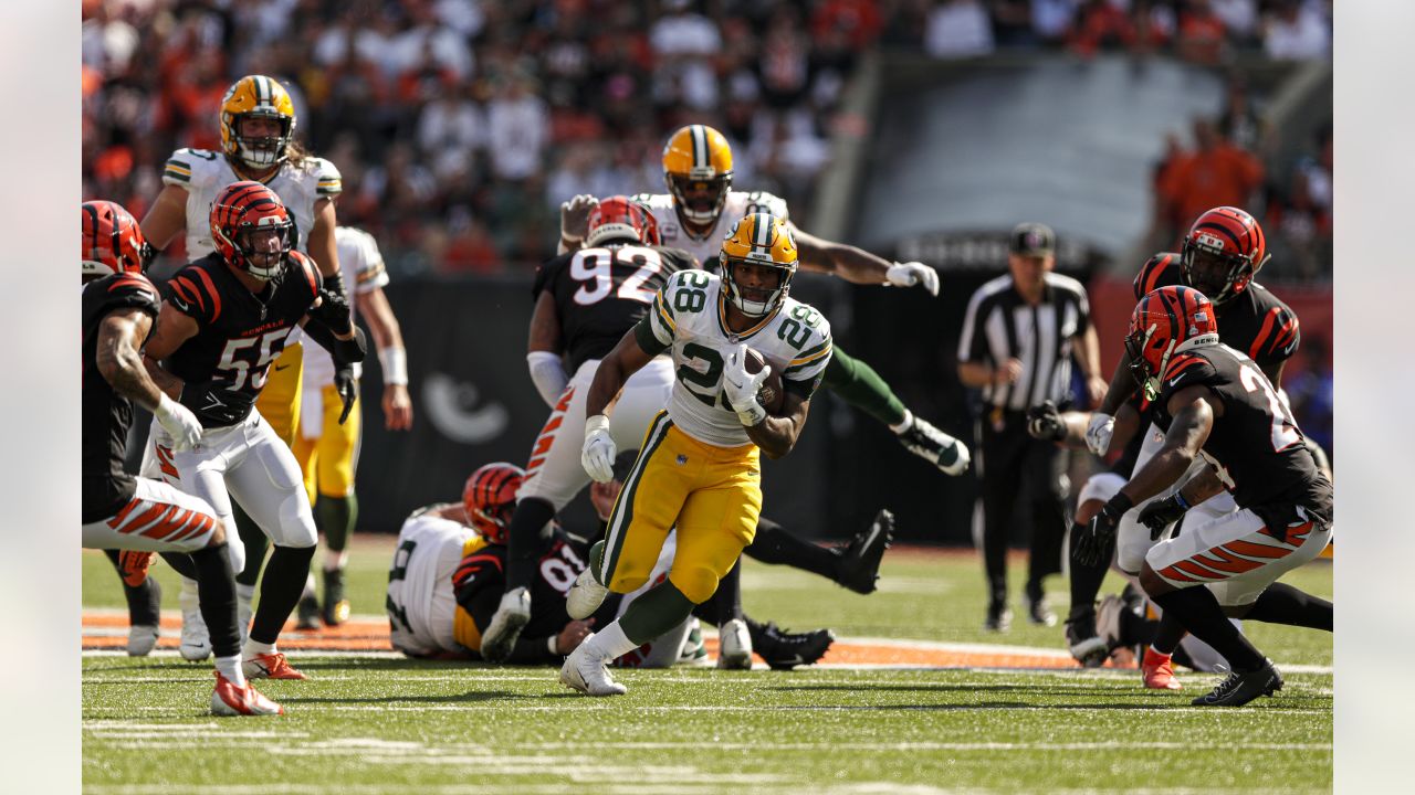 Photo: Bengals Chidobe Awuzie Tries to Block Packers Kicker Mason