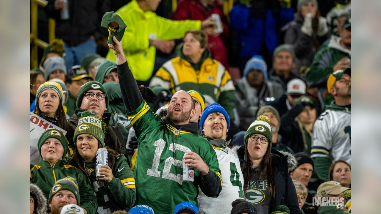 Packers fan pours BEER over Amon-Ra St. Brown after he celebrates a  touchdown for Detroit Lions with his own Lambeau Leap into the crowd