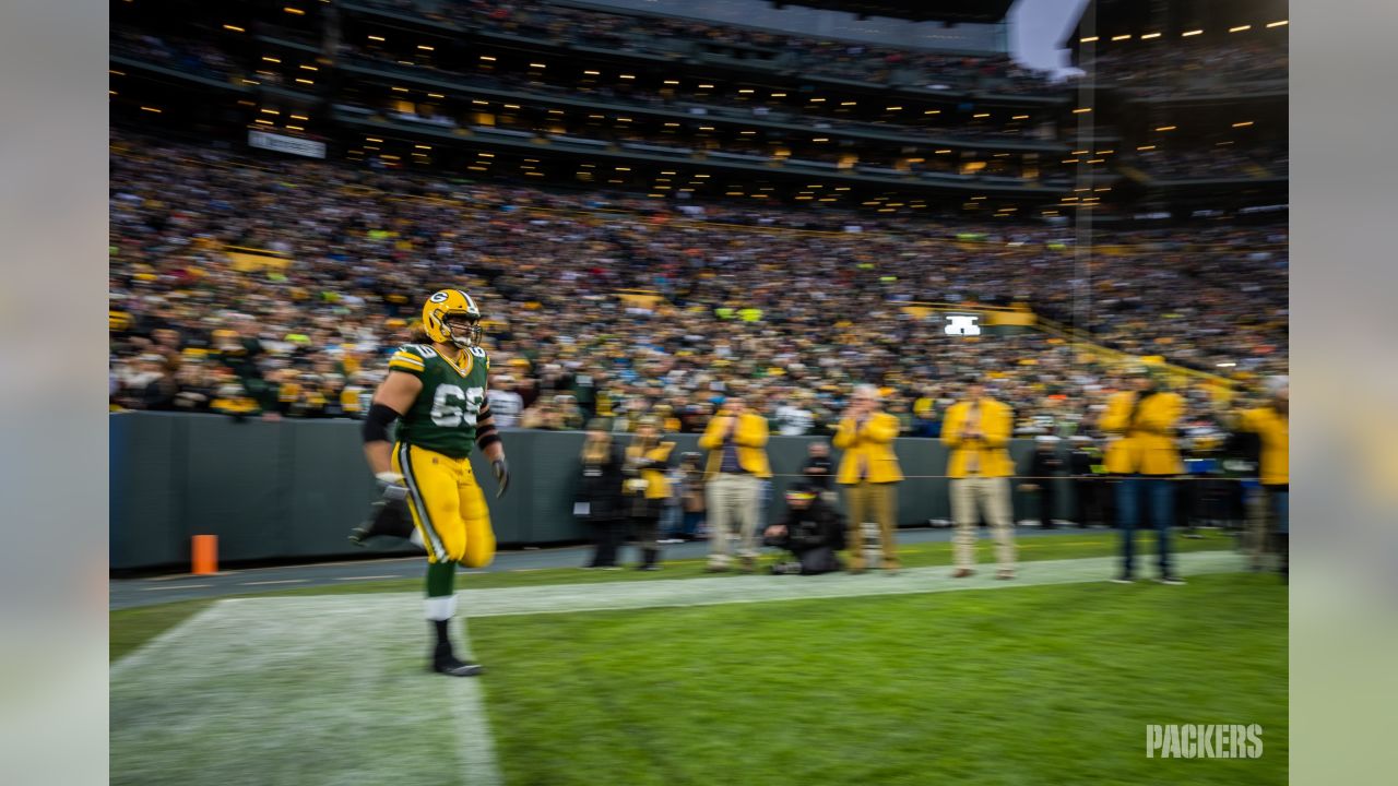 Christian McCaffrey scores a TD at snowy Lambeau Field