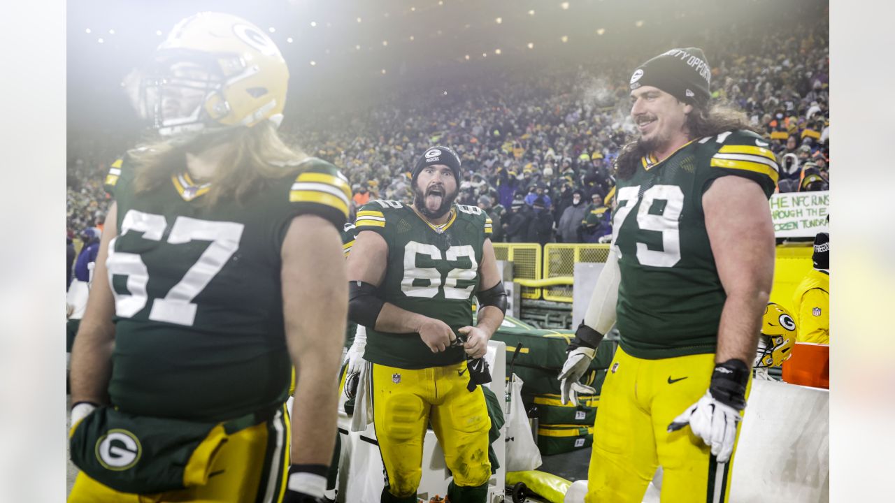 Packers lock up top seed in NFC playoffs with 37-10 blowout of Vikings