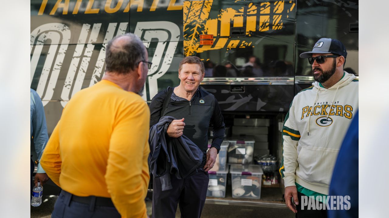 Hundreds of Packer fans attend Green Bay Packer Tailgate Tour