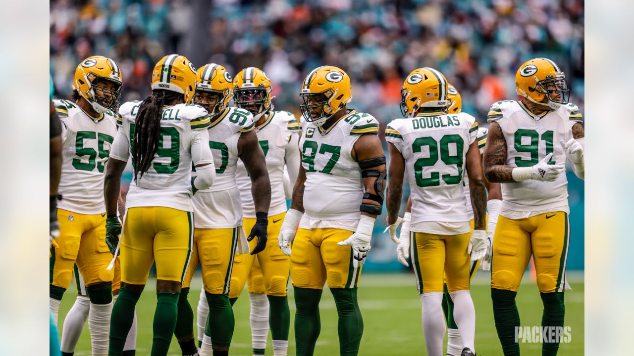 Flurry of fourth-quarter INTs key Packers' Christmas win