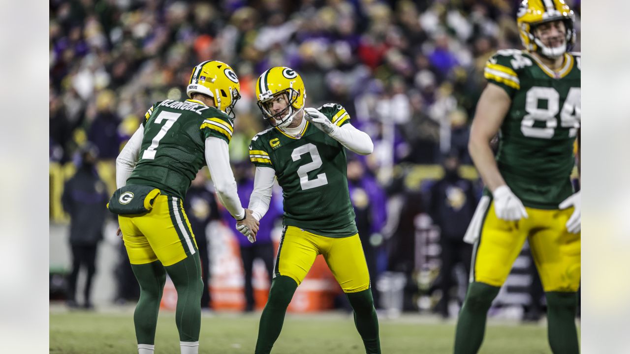 Aaron Rodgers makes another MVP statement in dominant win over Vikings