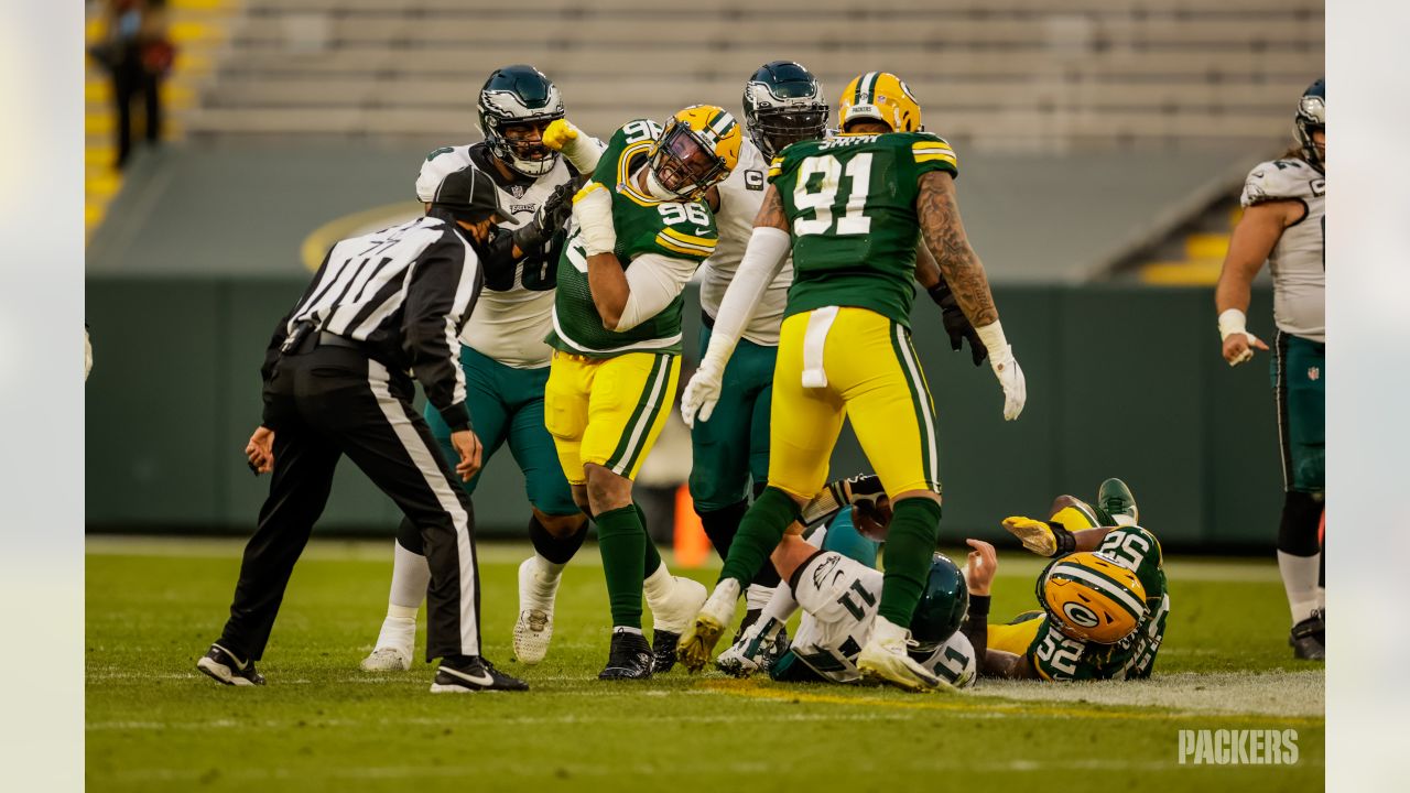 Packers' pass rush turns up the heat with seven sacks