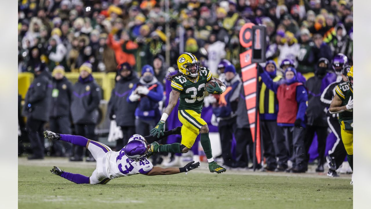 Packers rout Vikings 37-10 in cold to take NFC's No. 1 seed