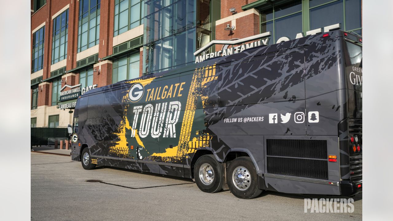 Hundreds of Packer fans attend Green Bay Packer Tailgate Tour