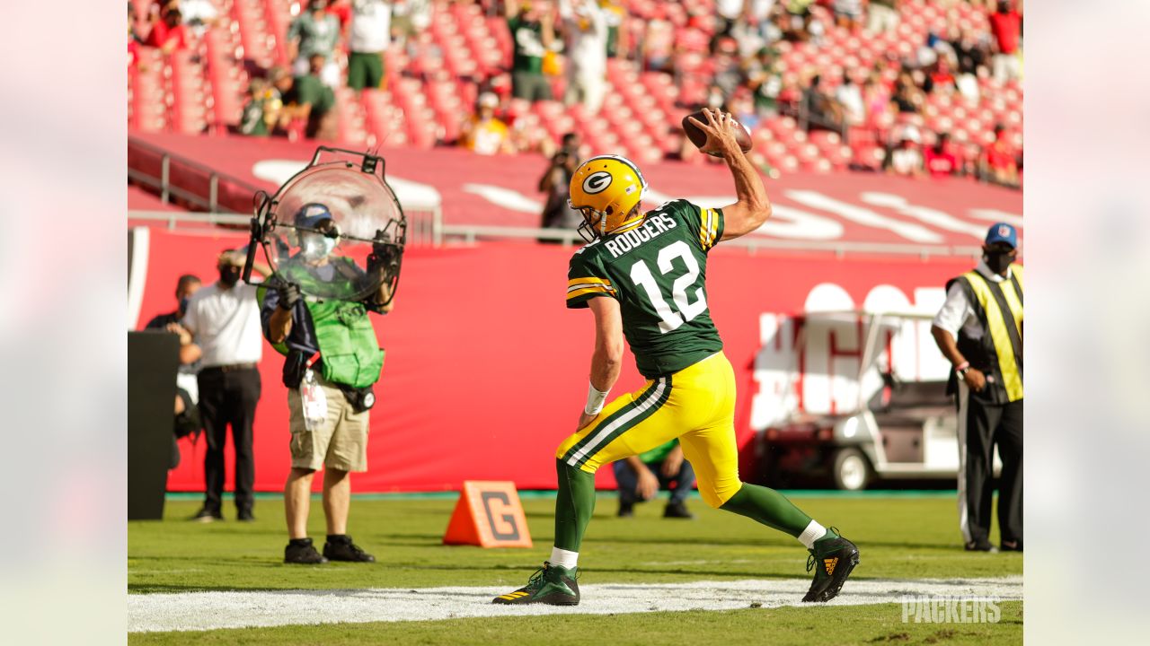 Aaron Rodgers signs bumper contract extension with Green Bay Packers