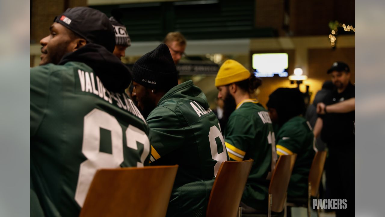 Packers players sign autographs for Salvation Army; Aaron Rodgers matching  donations