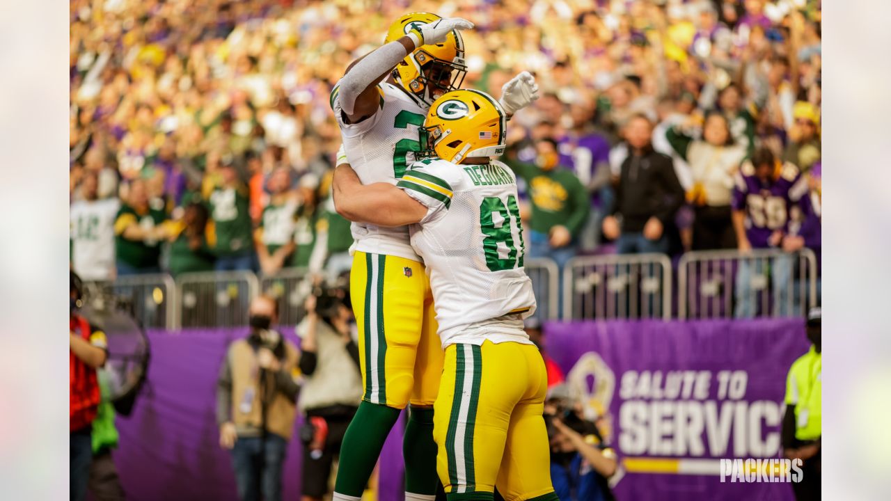 A Viking fan thinks the grounds crew watered the center of the field,  magically making only the Vikings players slip : r/GreenBayPackers