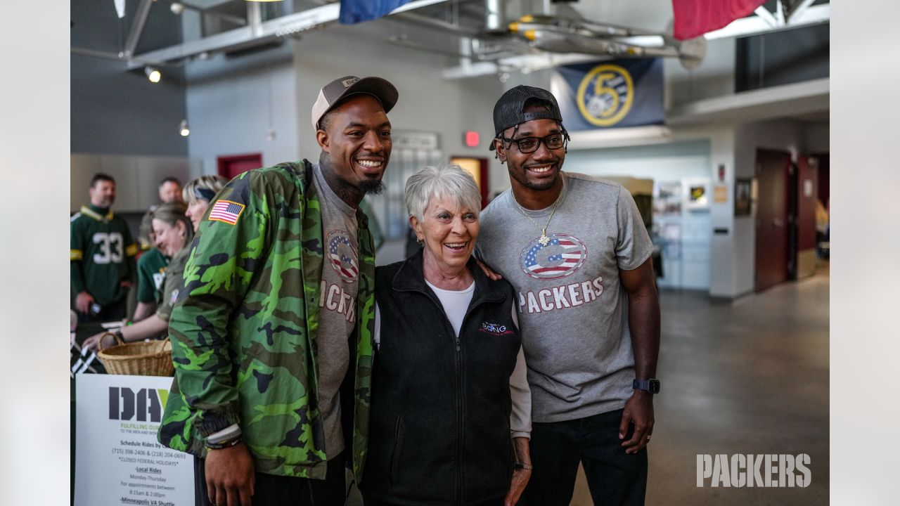 A Packers-themed tour bus rolled into Superior to meet Packer fans -   – With you for life