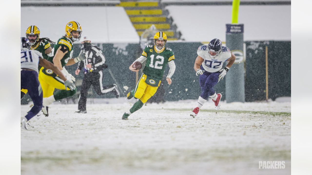 Photos: Green Bay Packers crush Tennessee Titans at snowy Lambeau Field –  Reading Eagle