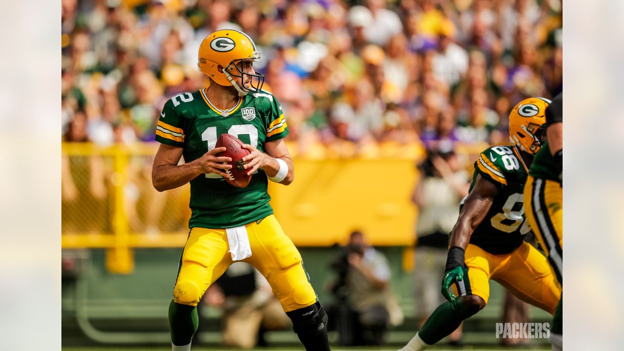 Aaron Rodgers signs bumper contract extension with Green Bay Packers