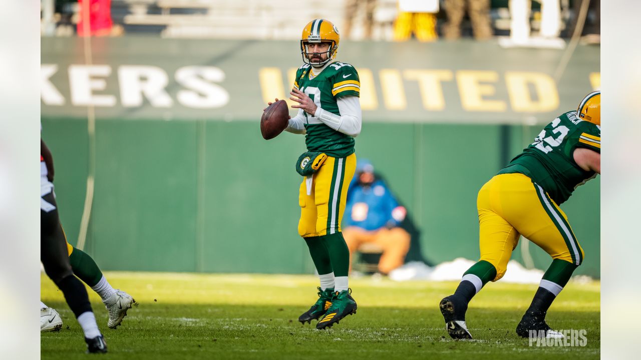 Aaron Rodgers signs bumper contract extension with Green Bay