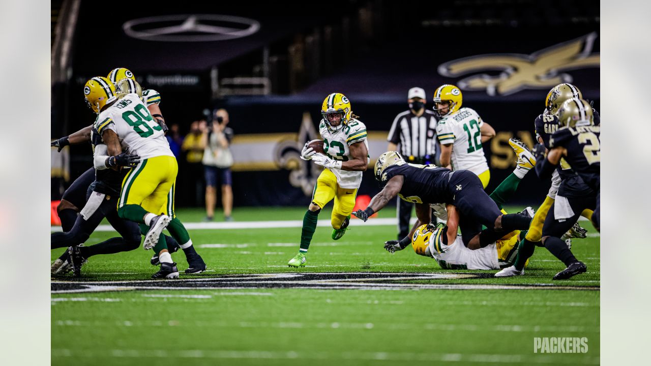 Aaron Rodgers maximizing on his mastery at the line