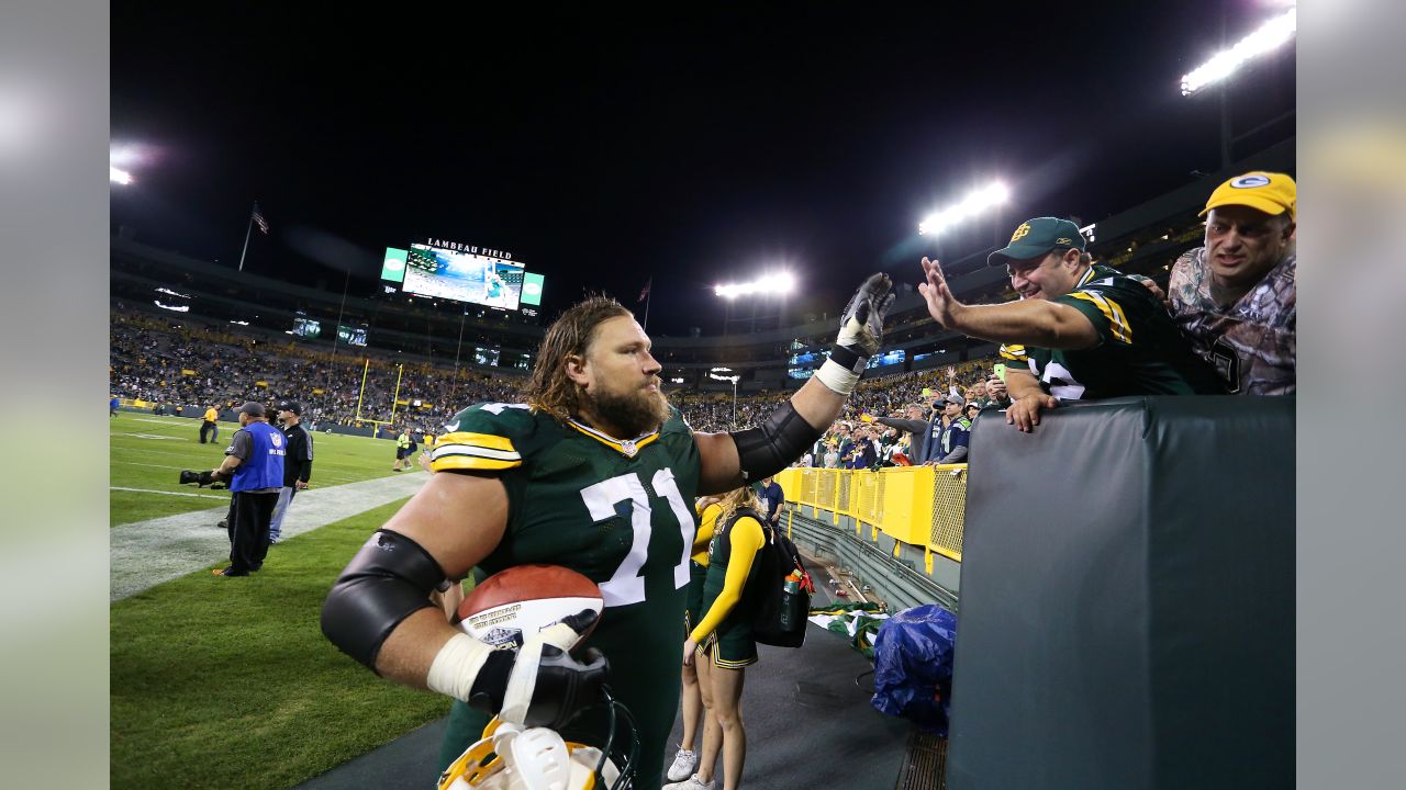 Josh Sitton Takes His Place In The Green Bay Packers NFL Hall Of Fame Go  Pack Go T Shirt - Limotees