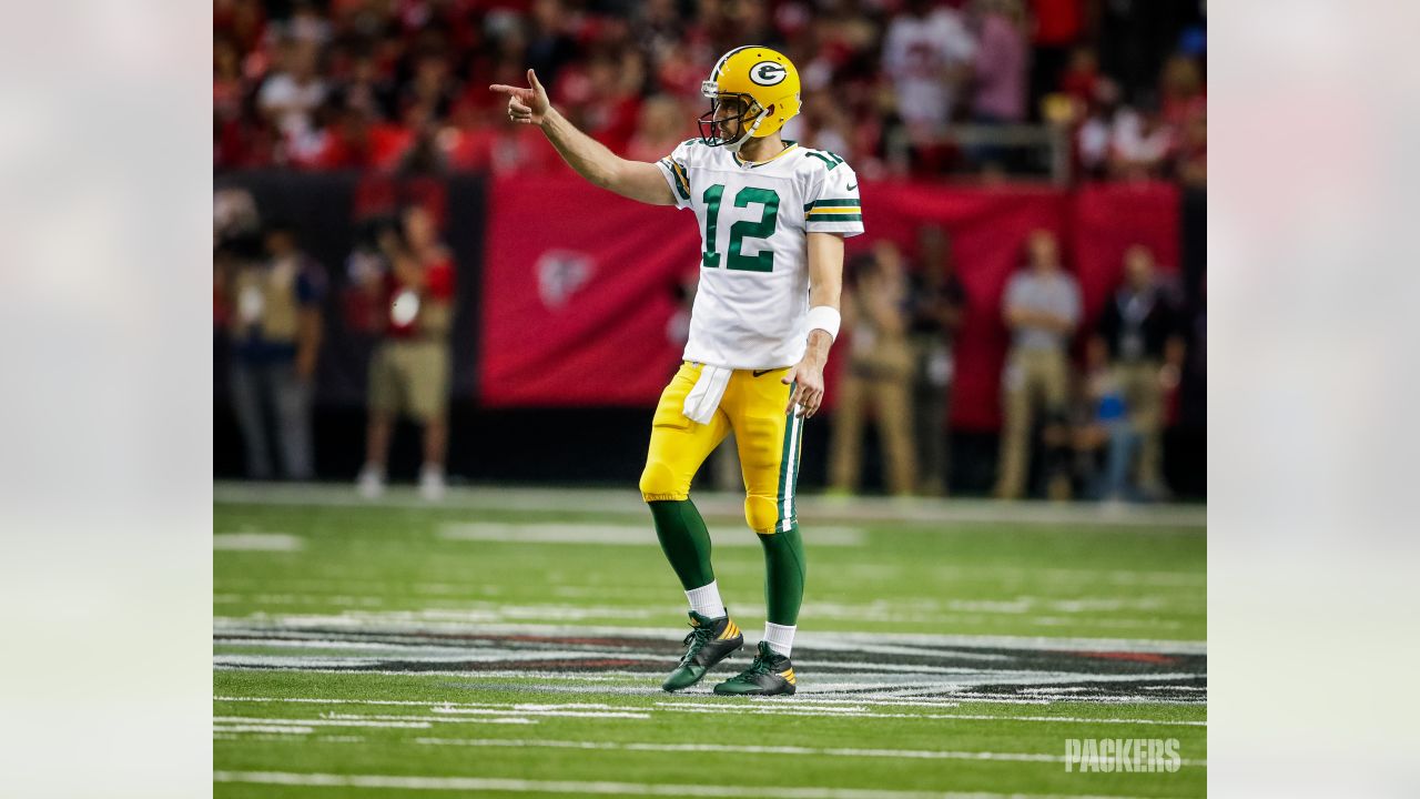 Aaron Rodgers signs bumper contract extension with Green Bay